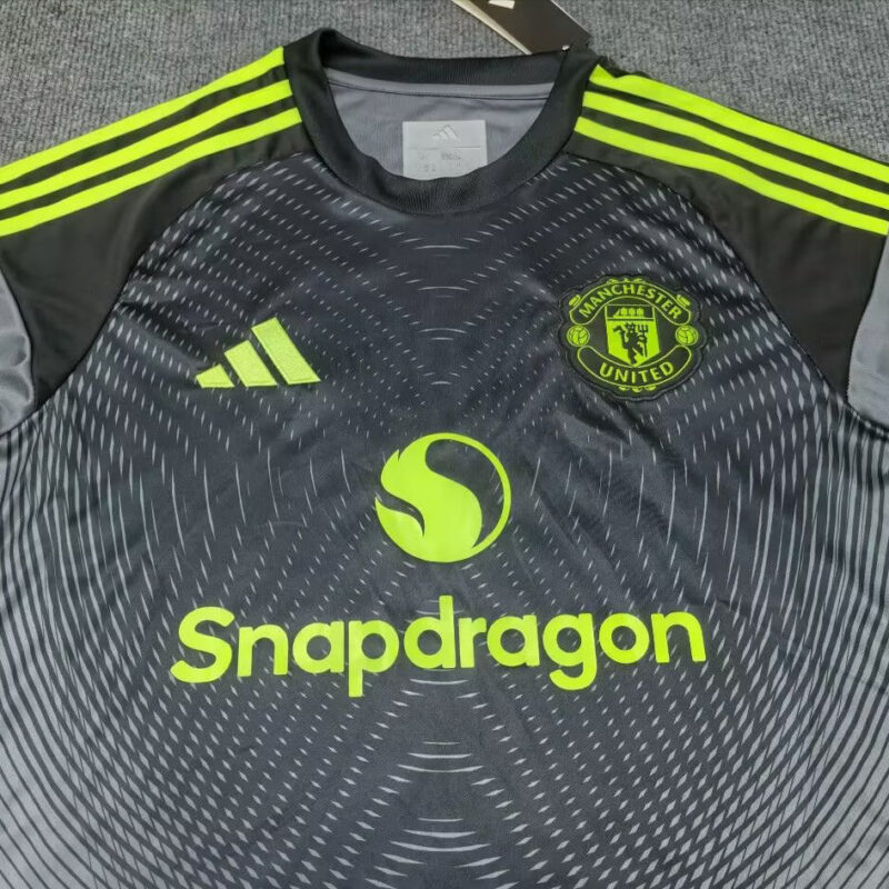 25-26 Man Utd Black Goalkeeper Fans Soccer Jersey - Image 3